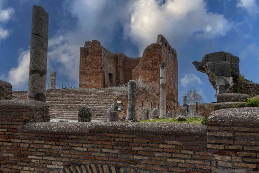 Italia - Ostia 25 - parque arqueológico de Ostia Antica - Capitolio.jpg